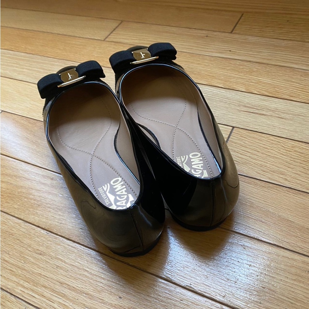 Like new Ferragamo Salvatore Black Patent Leather Vara Bow Ballet Flats - Picture 6 of 7